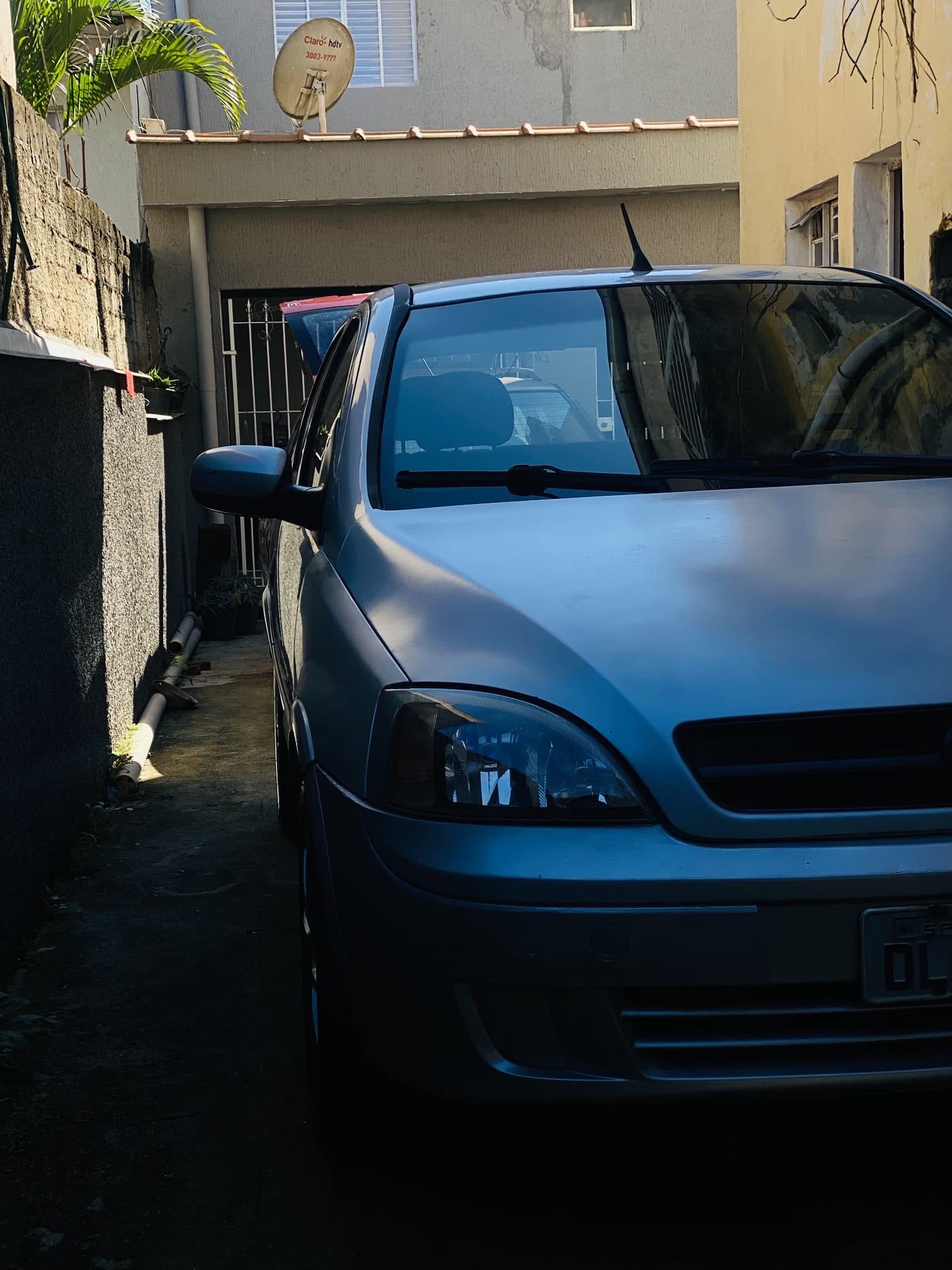frente de um simpático Corsa 1.8